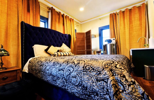 Blue Studio: Private Bath, Cozy Charm