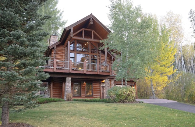 Blue Winged Olive Cabin. Luxury Log Home in Victor, ID. A/C. Borders Forest