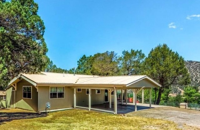 Bluebird View: level 2bed/2 bath, cozy home with hot tub and Sierra Blanca views!