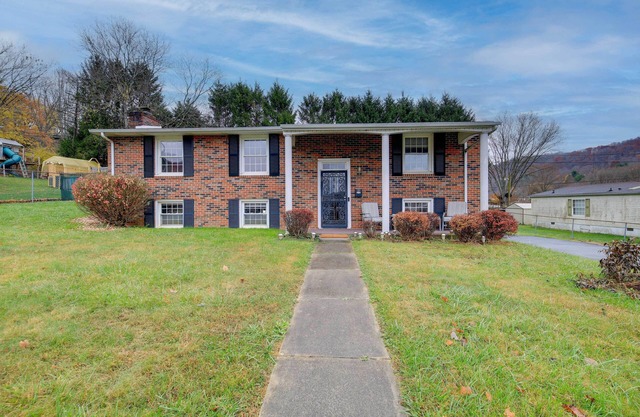 Bluefield Home w/Covered Deck - Near Parks!