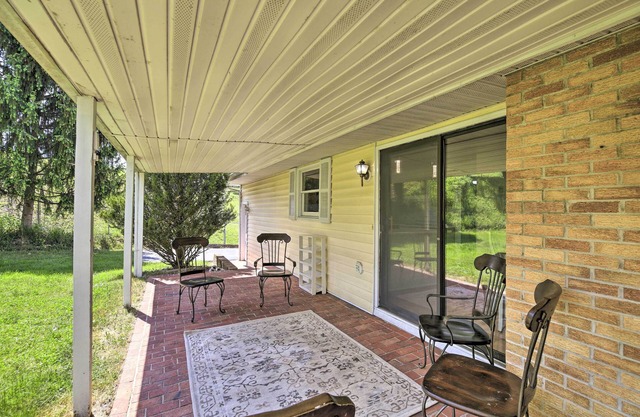Bluefield Retreat w/Pool Table: Near Parks!