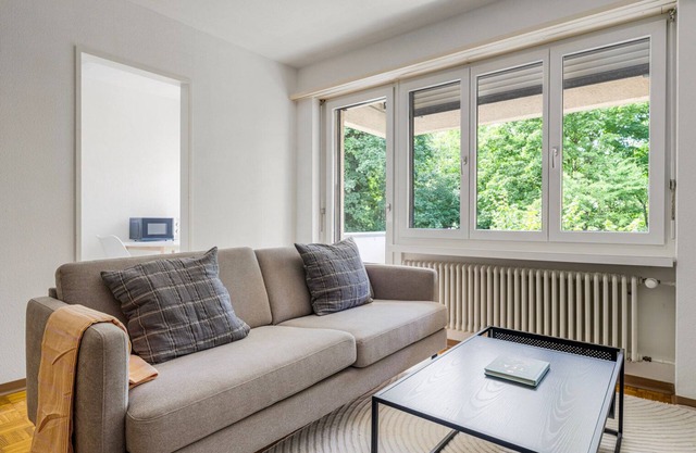 Blueground | Affoltern, balcony, nr Uetliberg