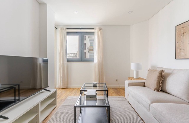 Blueground | Alvalade, balcony, nr Campo Pequeno