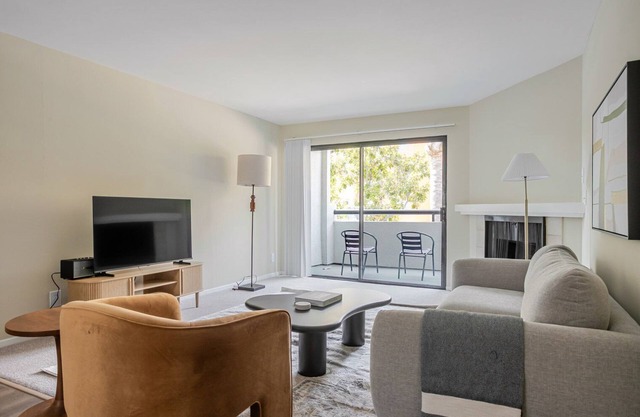 Blueground | Burbank, pool, nr Burbank Town Center