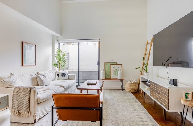 Blueground | East Hollywood, pool, nr Griffith Park