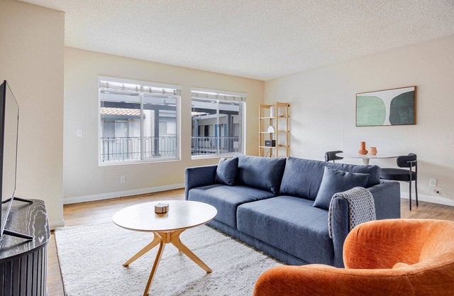 Blueground | Glendale, pool & w/d, nr Americana