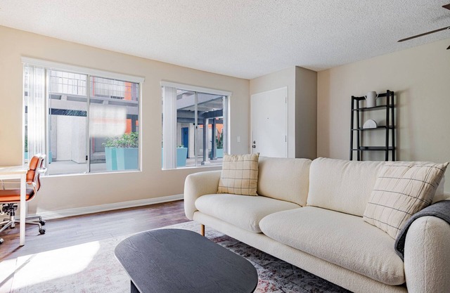 Blueground | Glendale, pool & AC, nr Americana