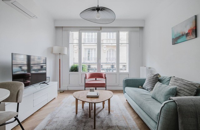 Blueground | Passy, elevator & w/d, nr shops