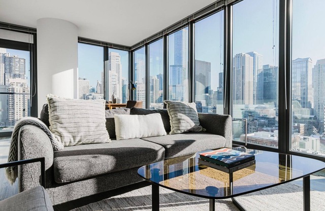 Blueground | River North, pool & w/d, nr Mile