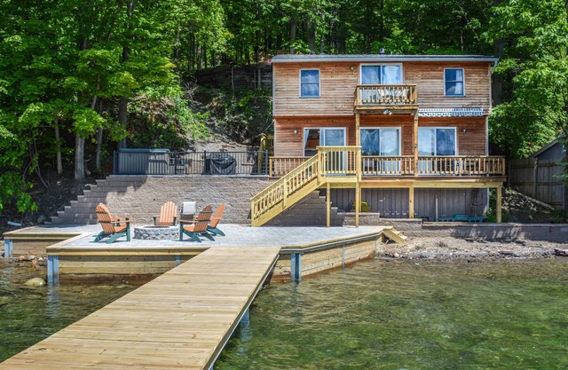 Bluestone Cottage: Sit back, Relax, and Enjoy Breathtaking Sunsets!