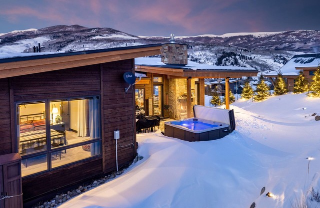 BlueViewRetreat backyard HOT TUB, Discounted $349 Cleaning STAY & PLAY amenities