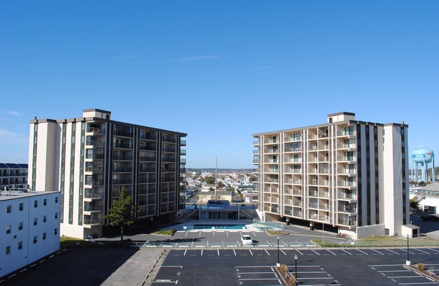 BLUEWATER EAST 303-St/t1t BDR/tOcean Blockt condo/tUptownt location