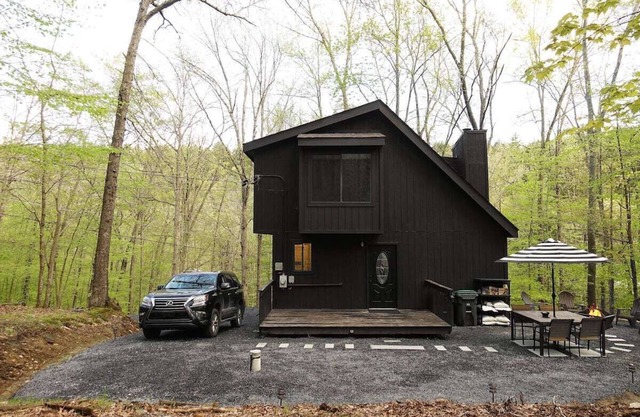 BLVCK Cabin w/HotTub in the Mountains near Bushkill Falls