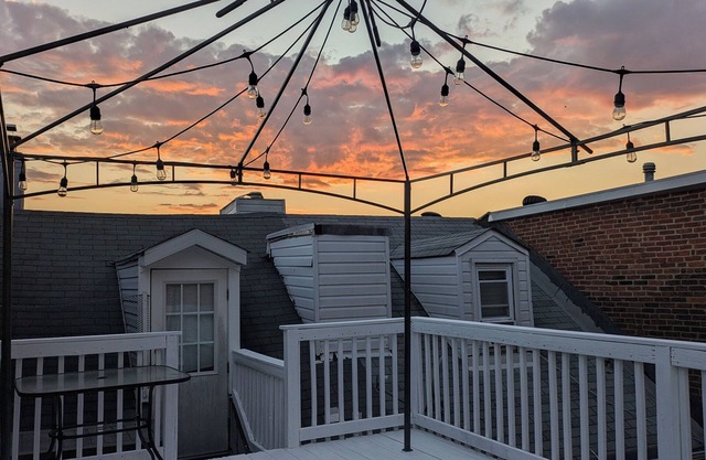 Bmore Townhome: Walk to Stadiums, Conventions. Close drive to Hopkins, airport.