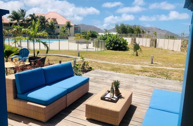 Bo-Aime, 1 bedroom apartment on the beach with shared pool!