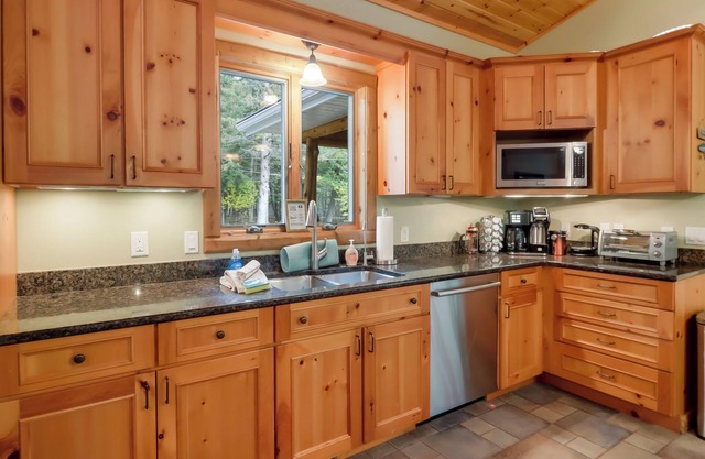 Boardman Monarch | Upscale river lodge | HOT TUB!