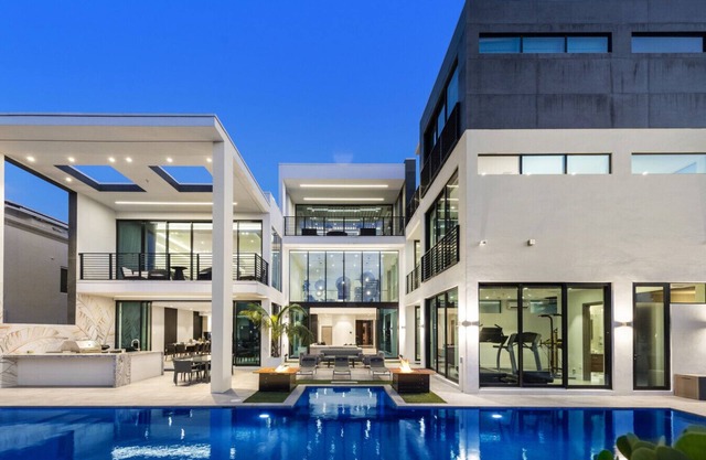 Boardwalk Mansion Lauderdale Villa: Private Pool, Hot Tub, Mini-Golf & Guest House