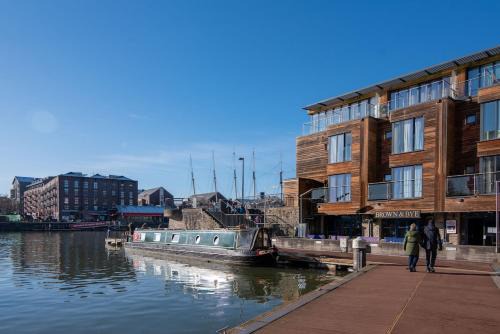 Boat House - Luxe Apt with River View - Next to Harbour & Cafes