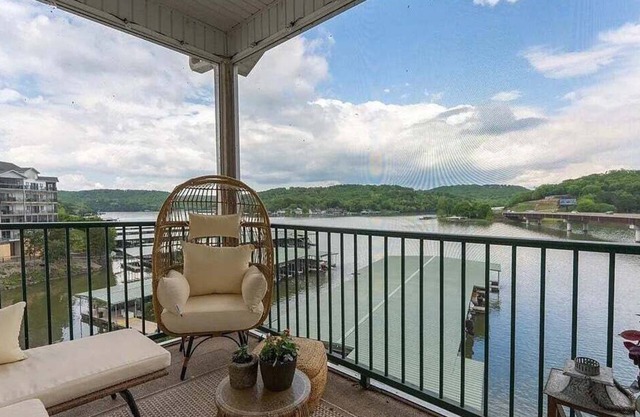Boat Slip, 3 Pools, Golf, Ozarks Ampitheater, & Amazing Lake Views at the 13mm Big Niangua