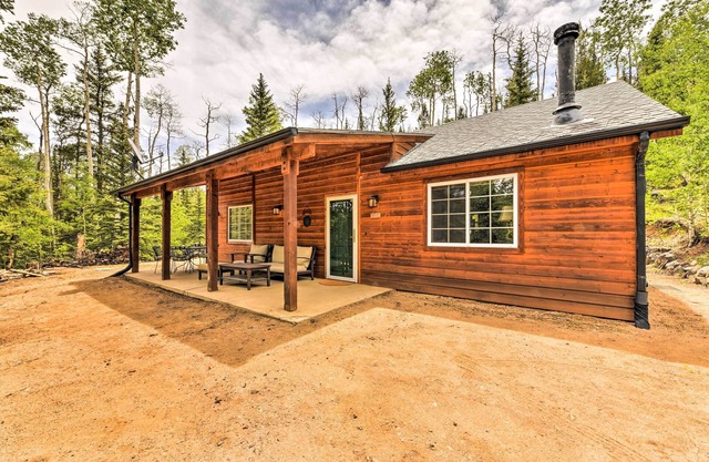 'Bobcat Trail Cabin' on 3 Acres in Como!