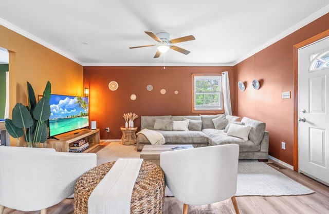 Bohemian Downtown Retreat 5 Bedrooms with BBQ & Pool Table Near Duke