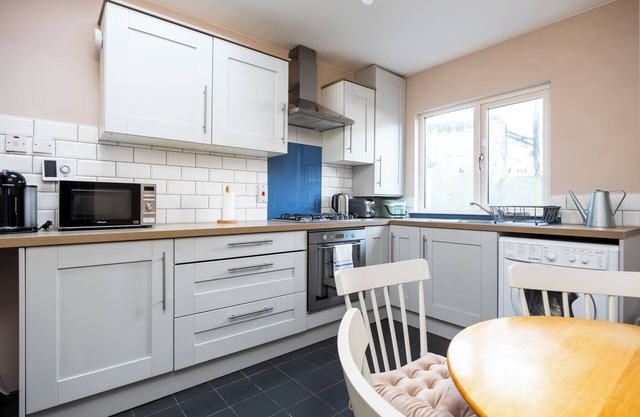 Boho Chic 1BR House - 3 min walk to bus stops