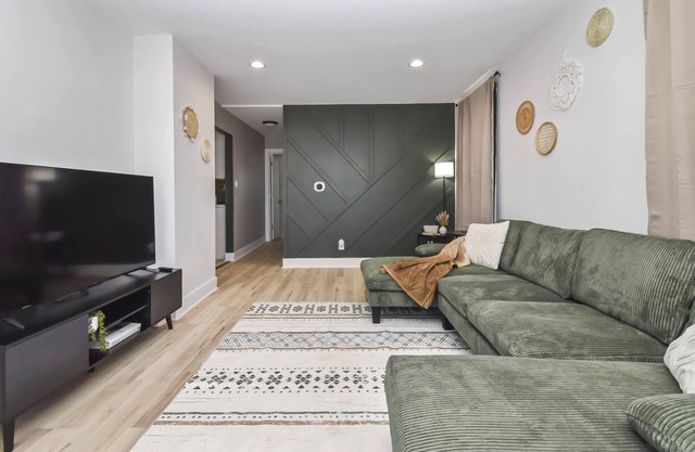 Boho Heights Hideaway: Spacious 4 BR - 2 BA - NEWLY REMODELED! Fully Fenced!