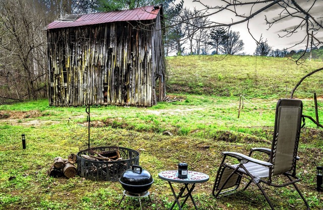 Boho Off-grid Glamping at Honeysuckle Springs