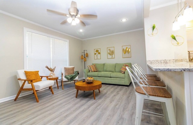 Boho Retreat that sleeps 10, 3bd 2bath centrally located to Ft. Moore and CSU