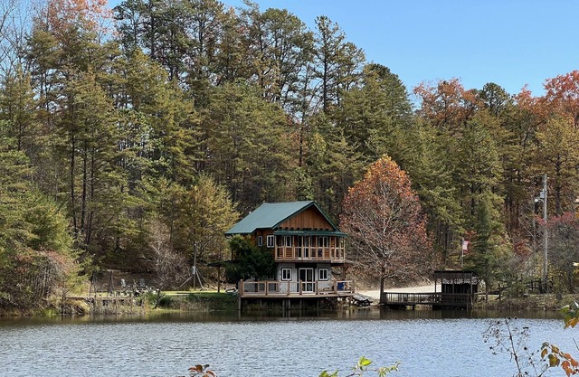 Boo Bear - New luxury lakeside cabin with hot tub near Red River Gorge