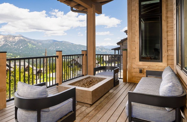 Book a Festive Getaway Today! Luxury Townhome in Spanish Peaks with Hot Tub!