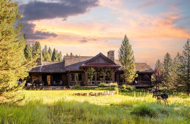 Book for Winter! Modern Mountain Home! Outdoor Fireplace, Near Ousel Falls Park!