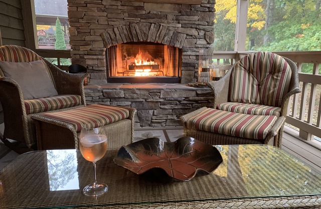 BOOK HOLIDAYS AND 2026 SEASON! Relax in the Mountains, Fireplaces & Waterfalls