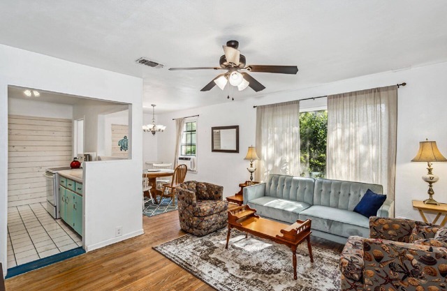 *BOOK ME* Light & Bright 2 Bedroom Home