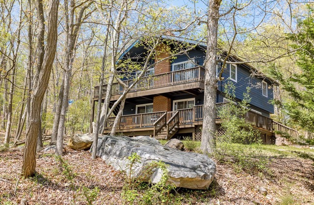 Book Now! 3 Kings, 1 Queen/Dog Friendly/1 Mile to the Pool and Trails.