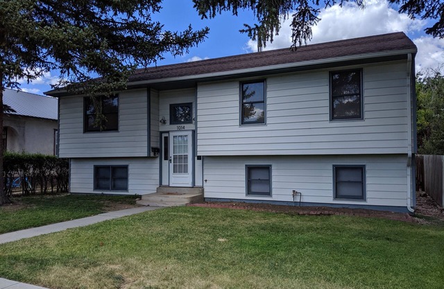 Book NOW for Holidays and Skiing! Pet/Multi-Fam Friendly! Central Location!