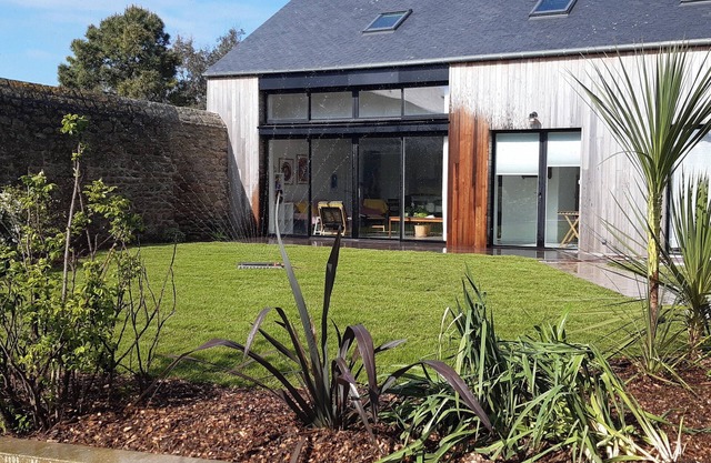 Bord de Mer. Maison Contemporaine Avec Jardin au Coeur du Village de Barfleur