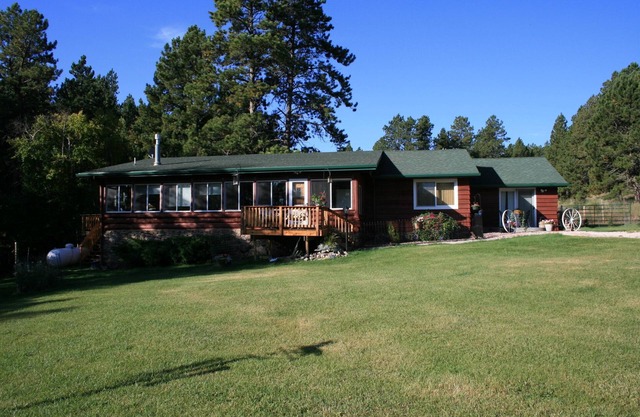 Borders National Forest/Sleeps 8-Close to Town/Privacy Yes!