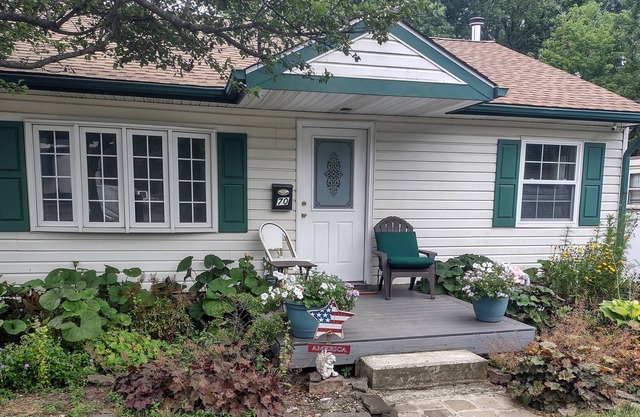 Borough Bungalow Walking Distance to Fonthill Castle