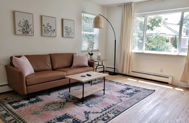 Botanical Beautiful; Pet Friendly; 6 Miles to UCMC. Perfect For Long Term Stays