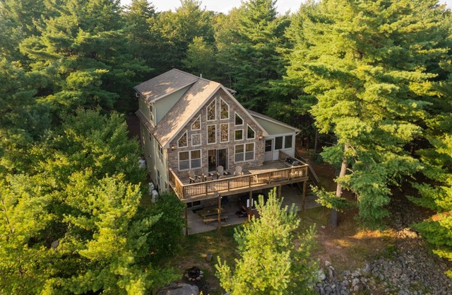 Boulder Field Lodge | HOT TUB, Deck, Arcade + Fireplaces!