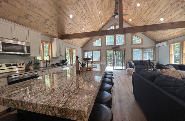 Boulder Field Manor ~ Sleeps 26 -Beach Access ~ Hot Tub!