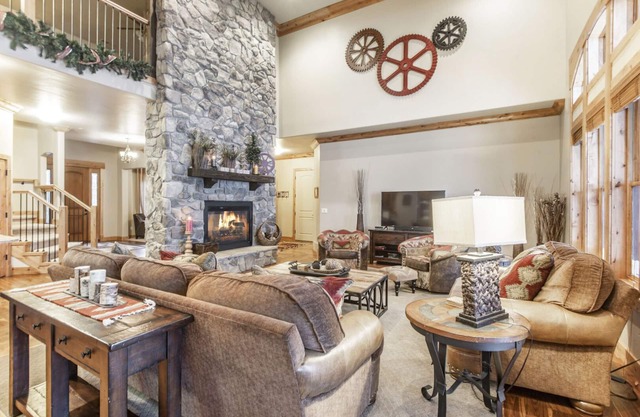 BOULDER RIDGE - 7 BD, HUGE THEATER, POOL TABLE, HOT TUB, SAUNA