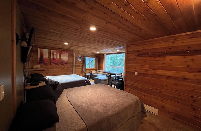 Boulder Suite Studio with hot tub, trail access and easy commuter access.