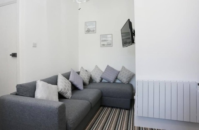 BOURNECOAST: APARTMENT IN TOWN CENTRE AREA CLOSE TO THE SANDY BEACHES - FM6273