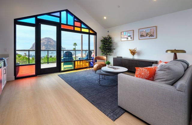 Boutique Harbor View Suite with Iconic Rock Views. Brand New! A/C & WiFi