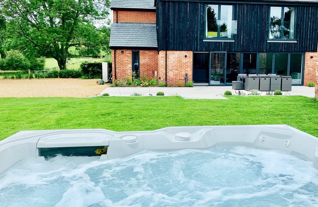 Boutique luxury house with "Hot Tub" in rural New Forest, sleeps 11