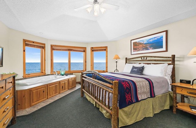 Boutique Luxury On Lake Superior! Stunning Views Sunrise/Moon Waves Romantic