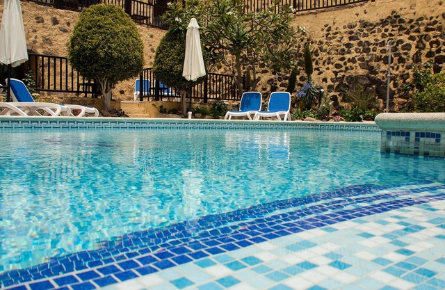 Boutique self catering cottage with saltwater heated pool, gardens, in mountains