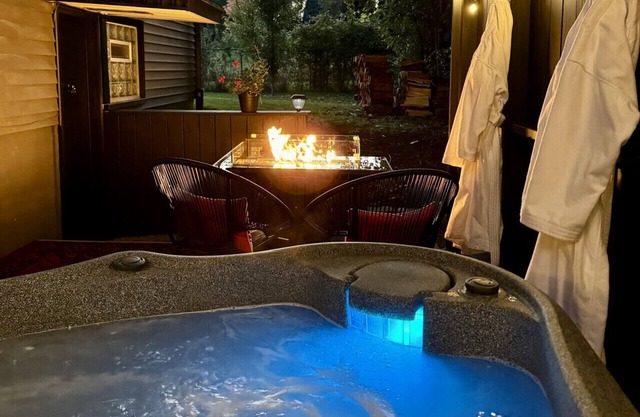 Boutique Studio Retreat* Hot Tub+Fire Table *Private Deck!
